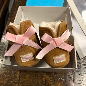UGG boots baby girl with pink bow in the back 02/03 6-12 months size